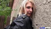 Video sex new La petite bombe Chloé baise en extérieur et dans un parking lbrack Full Video rsqb HD